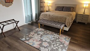 A bedroom with a bed, bedside tables, a bench, a patterned rug, and curtains. - Relax Swim and BBQ at Sierra River House (Three rivers)