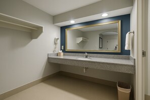 淋浴/浴缸二合一、免費盥洗用品、吹風機、毛巾