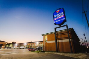 住宿正面 (夜晚)