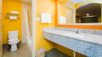 Combined shower/bathtub, free toiletries, hair dryer, towels