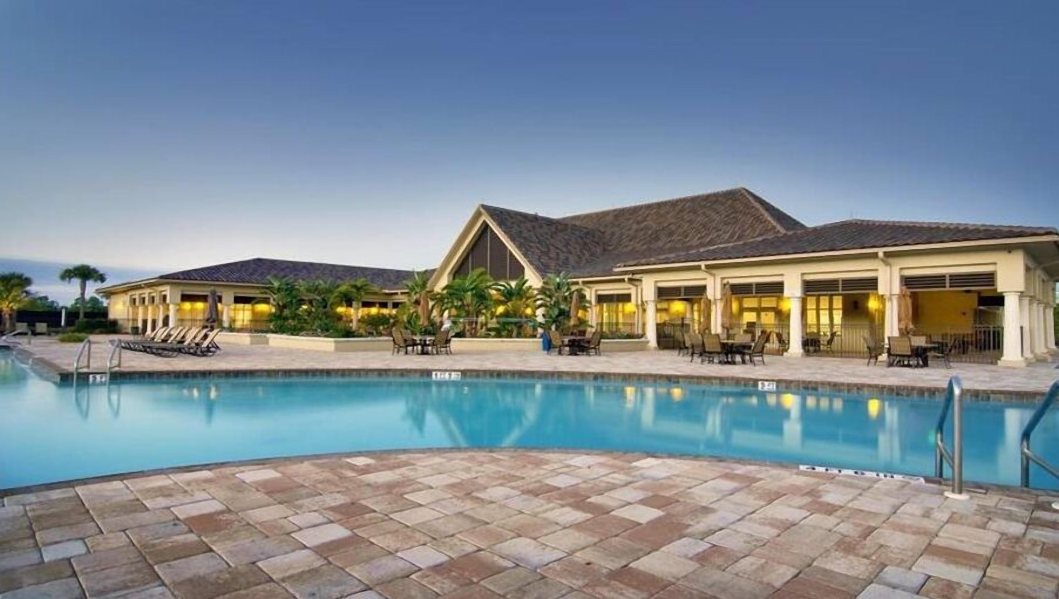 Piscina all'aperto, una piscina riscaldata