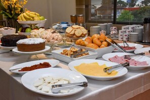 Free buffet breakfast on weekdays  - Hotel & Turismo San Francisco (Carazinho)