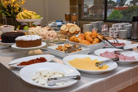 Café da manhã com buffet grátis durante a semana. Hotel & Turismo San Francisco
