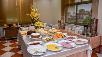 Café da manhã com buffet grátis durante a semana