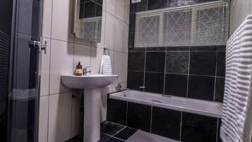 Appartement Standard, 2 chambres | Salle de bain | Baignoire, serviettes fournies