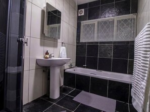 Standard Apartment, 2 Bedrooms | Bathroom