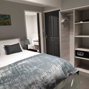 Ducha, cabezal de ducha tipo lluvia, secador de pelo, toallas