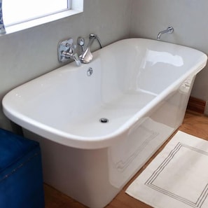 Deluxe Suite, 1 Bedroom | Deep soaking bathtub - Bella Blue Guesthouse (Bloemfontein)