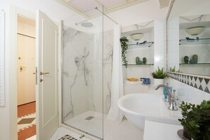 Regadera, secadora de cabello, bidet, toallas 