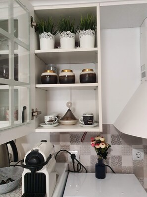 Kühlschrank, Mikrowelle, Ofen, Wasserkocher mit Kaffee-/Teezubehör