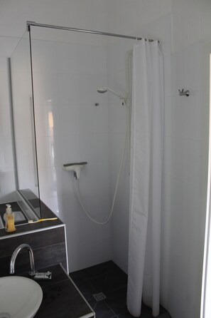 Badewanne, Haartrockner, Handtücher