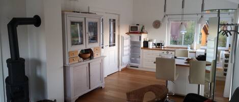 Fernseher, Kamin, Stereoanlage