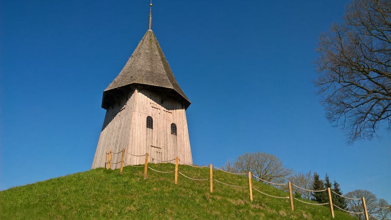 In der Nachbarschaft Glockenturm auf Megalithgrab