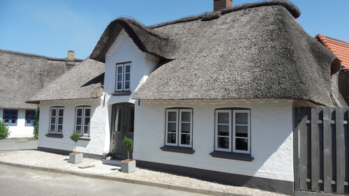Thatched cottage with sauna house in North Friesland