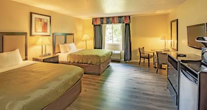 Quality Inn & Suites Woodstock near Lake Geneva