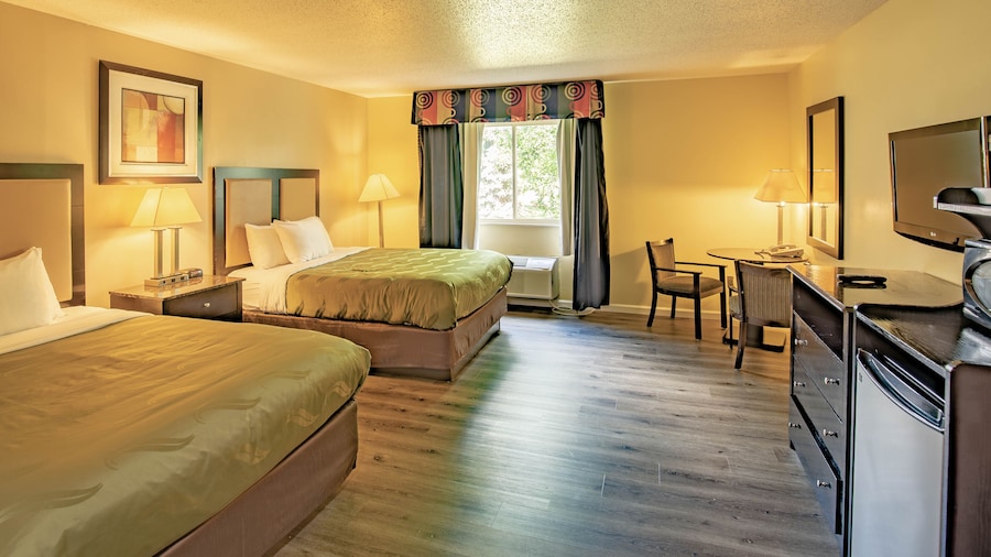 Quality Inn & Suites Woodstock near Lake Geneva