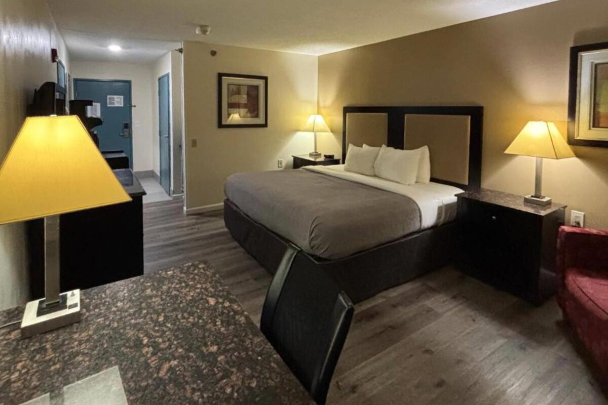 Desk, laptop workspace, free WiFi, bed sheets