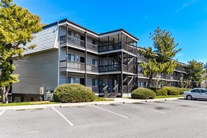 Exterior - Stylish 2 BR 2 BA Unit, Large Pool and Short Walk to Beach (Ocean City)