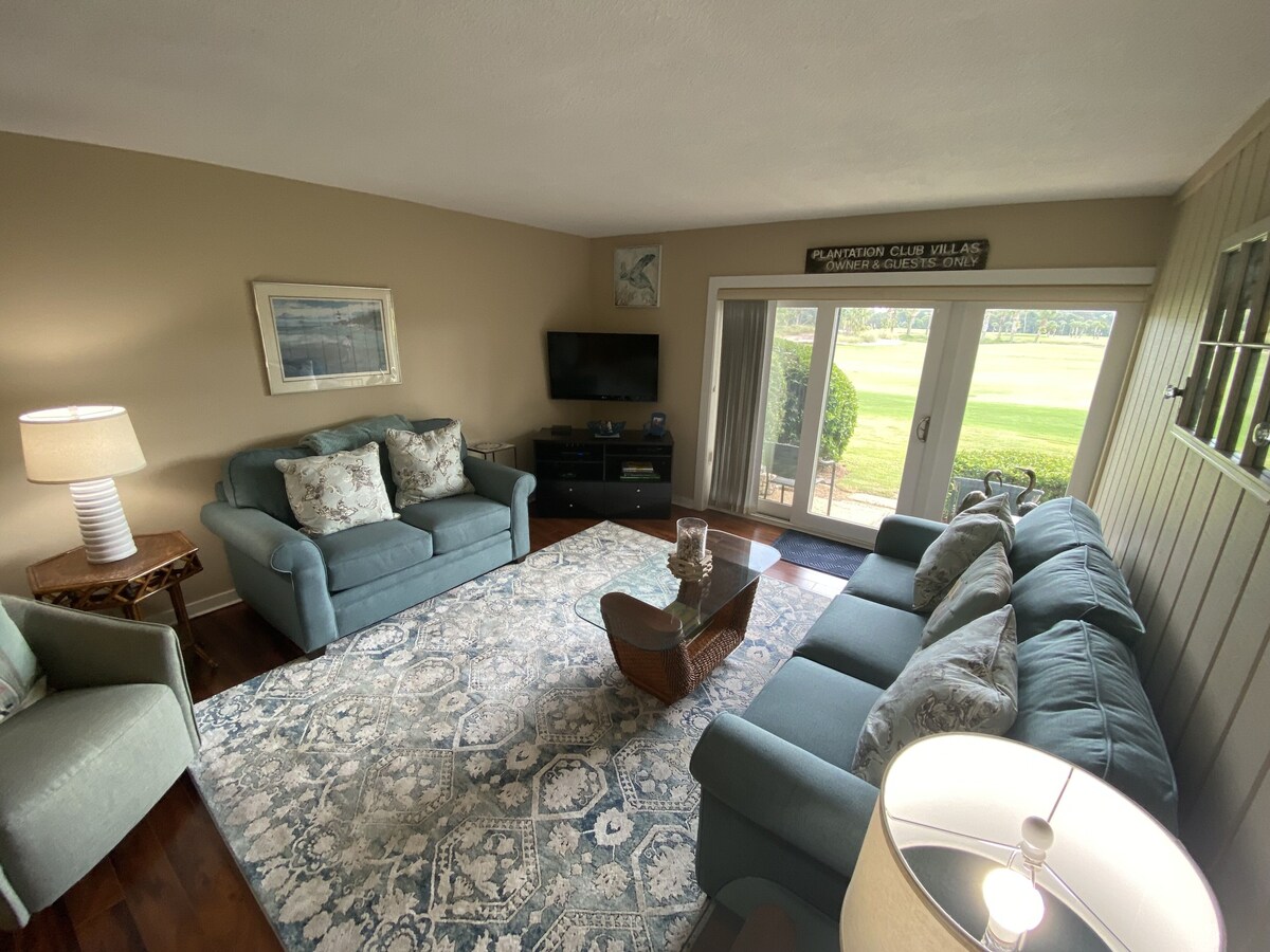 Cozy 2 bedroom with a gorgeous golf course view, 5 minute walk to the beach.