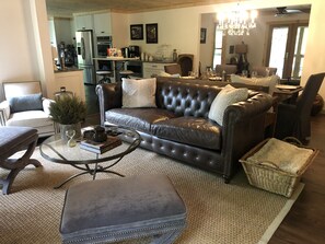 Téléviseur connecté, foyer, livres, sélection de musique