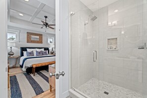 Combined shower/bathtub, hair dryer, towels, soap - Beach 3 min walk, west end PCB ,sleeps 15. Message for specials. (Panama City Beach)