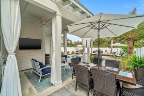 Outdoor dining - Beach 3 min walk, west end PCB ,sleeps 15. Message for specials. (Panama City Beach)