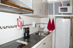 Fridge, microwave, stovetop, coffee/tea maker