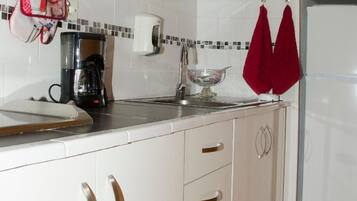 Een koelkast, een magnetron, een kookplaat