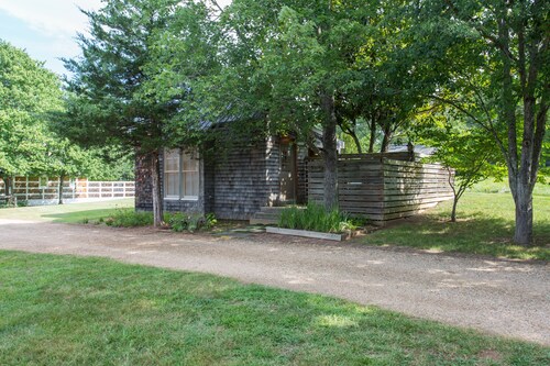 Peaceful Light-Filled Cottage Close to Charlottesville