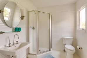 Shower, hair dryer, towels - Peaceful Light-Filled Cottage Close to Charlottesville (Charlottesville)