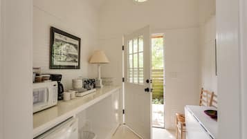 Réfrigérateur, micro-ondes, cafetière/bouilloire, grille-pain