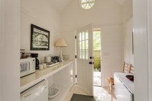 Fridge, microwave, coffee/tea maker, toaster - Charming Plainfields Cottage - Close to Charlottesville, Peaceful Outdoors (Charlottesville)