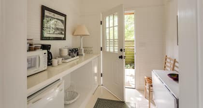 Charming Plainfields Cottage - Close to Charlottesville, Peaceful Outdoors