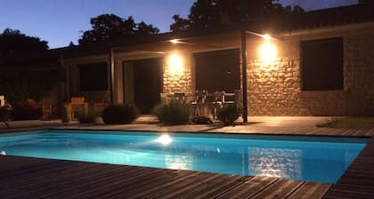 Magnique villa avec piscine et jardin idéal pour se ressourcer.