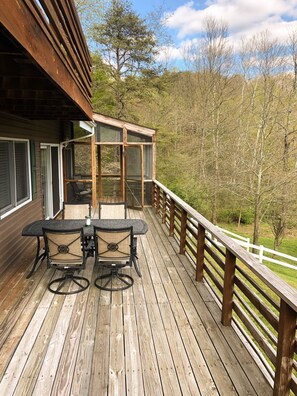 Outdoor dining - Cave & Creek- Hocking Hills- 1 mi to Old Man's Cave- 20 Private Acres (Logan)