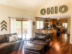 Smart TV, fireplace, DVD player - Cave & Creek- Hocking Hills- 1 mi to Old Man's Cave- 20 Private Acres (Logan)