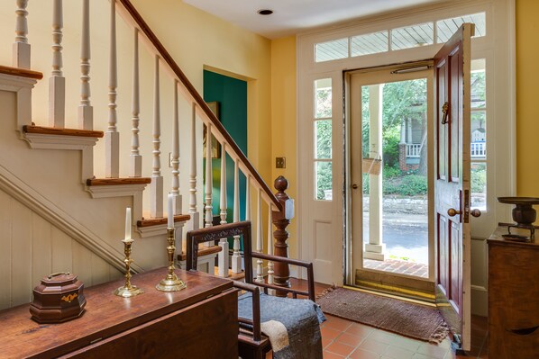 Interior - Cope Foster - King room | Downtown Cville! (Charlottesville)