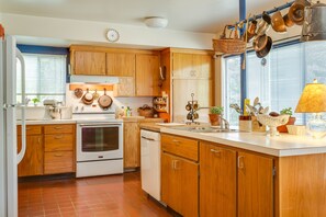 Coffee/tea maker - Cope Foster - King room | Downtown Cville! (Charlottesville)