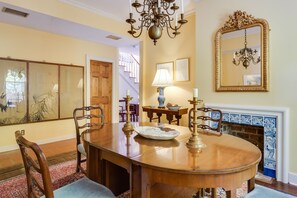 Dining - Cope Foster - King room | Downtown Cville! (Charlottesville)