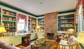 Interior - Cope Foster - King room | Downtown Cville! (Charlottesville)