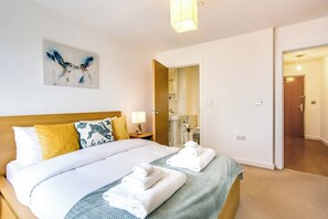2 chambres, bureau, fer et planche à repasser, accès à Internet