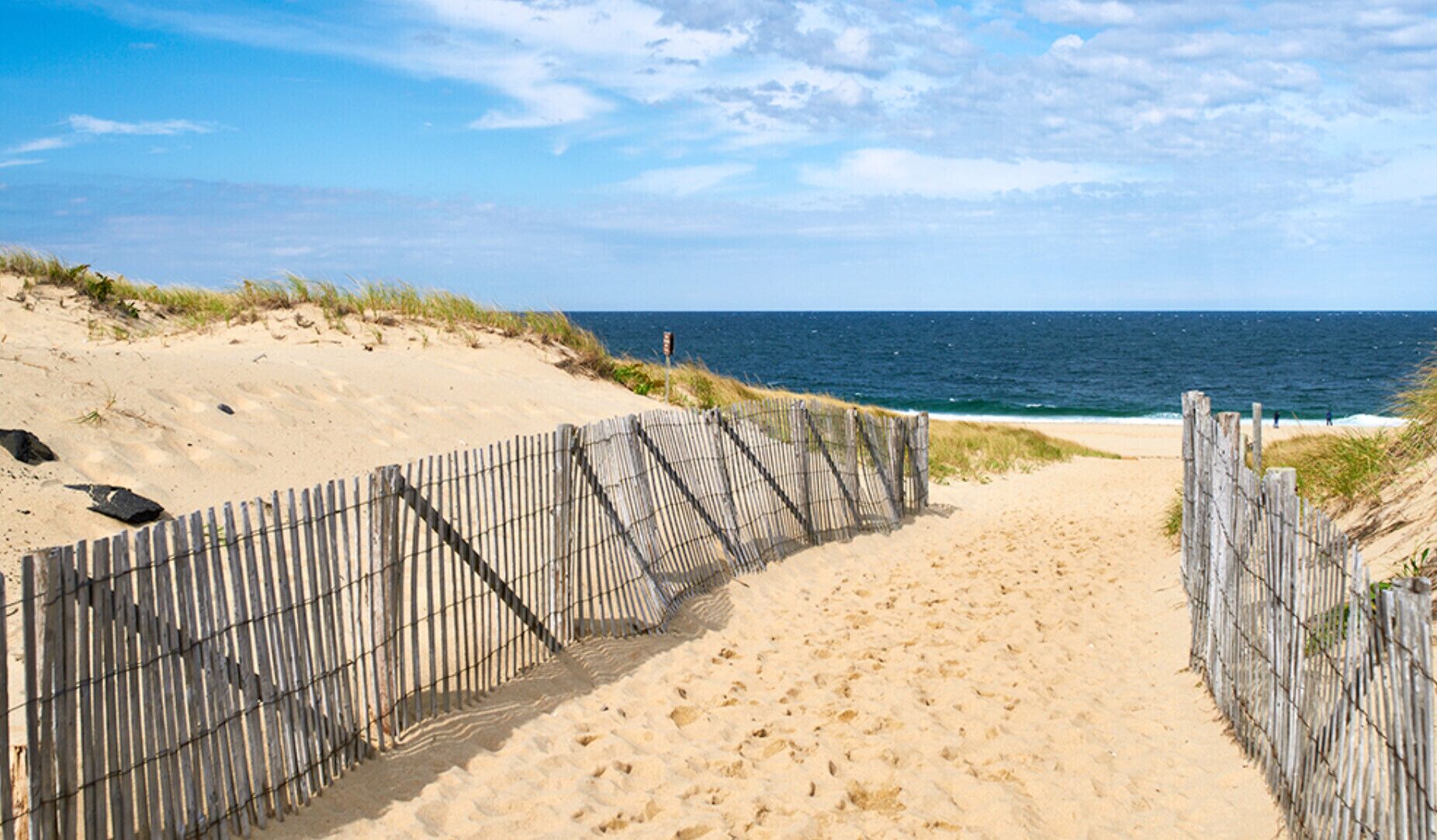 Plage à proximité, chaises longues, parasols, serviettes de plage