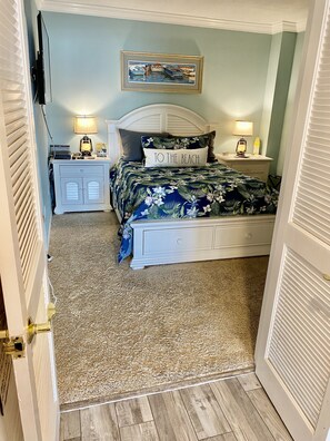 1 Schlafzimmer, Zimmersafe, Schreibtisch, Bügeleisen/Bügelbrett