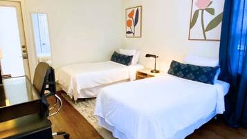 2 slaapkamers, een strijkplank/strijkijzer, reisbedje, wifi