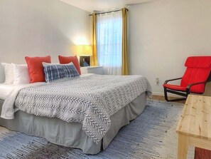 2 bedrooms, iron/ironing board, travel cot, WiFi - Mariposa A | Pet-Friendly Stay Near SoCo (Austin)