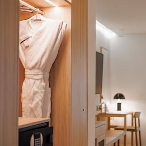 Habitación Deluxe doble, vistas al lago | Ropa de cama hipoalergénica, minibar, caja fuerte y escritorio