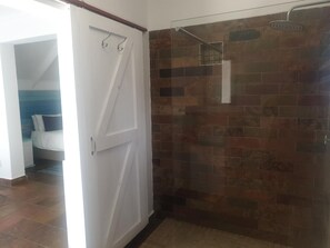 Familienapartment, 2 Schlafzimmer | Dusche im Bad