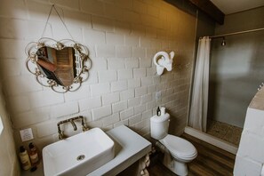 Cottage Familial, 1 chambre | Salle de bain | Douche, articles de toilette gratuits, sèche-cheveux