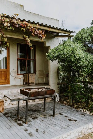BBQ/picnic area - The Stables Cottages (Langebaan)