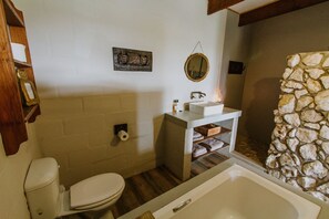 Un baño con inodoro, lavamanos y bañera.